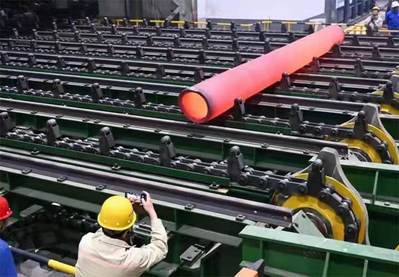 Continuous quench and temper heat treatment line processing 27SiMn alloy steel pipes Continuous quench and temper heat treatment line processing 27SiMn alloy steel pipes